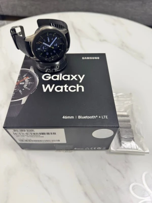 Samsung Galaxy Watch 46mm LTE – mycket fint skick, komplett - Säljer en Samsung Galaxy Watch 46 mm (Bluetooth + LTE) i mycket fint skick. 	•	Fullt fungerande 	•	Klassisk modell med vridbar bezel 	•	Levereras med originalkartong 	•	Original svart silikonarmband 	•	Extra metallarmband medföljer (oanvänt, se bild) 	•	Laddare ingår  Klockan är väl omhändertagen och redo att användas direkt.