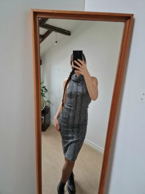 Grey knitted dress with cut out - Grey ribbed knitted dress with cut out on the back. Mesh underdress sew in. In perfect condition, no pilling. Length: 110 cm. No tag with fabric description, but it feels like a cotton blend - not a plasticy feeling, even though it probably has some because it is stretchy.