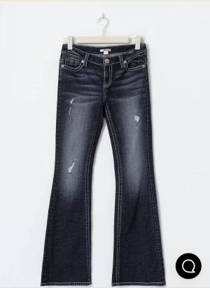 Low waist blå jeans - Snygga mörkblå bootcut jeans med slitningar och broderad bakficka. Den är från gina young i storlek 152. skriv för bilder eller frågor💕