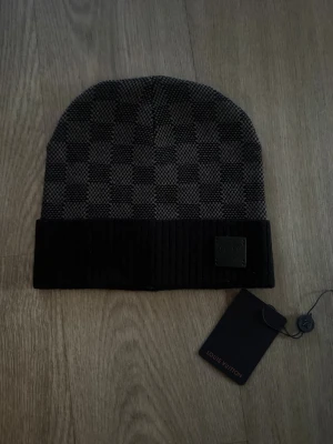 svart mössa - Snygg svart mössa