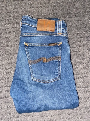Nudie Jeans - Säljer ett par blå skinny jeans från Nudie jeans. Längd: 107cm, Midja: 35cm. Tveka inte att fråga frågor!