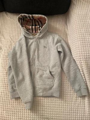 Grå Burberry kofta i storlek s - Burberry kofta i storlek s. Liten i storlek, i bra skick.