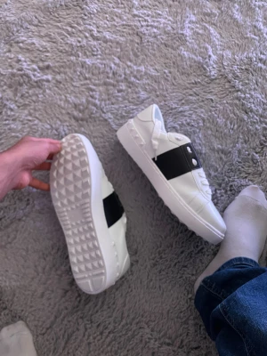 Valentino skor - Säljer ett par snygga vita Valentino Garavani skor, helt nya inte använda nångång, SNABB AFFÄR! 1,000kr