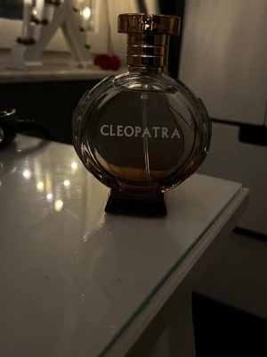 Cleopatra parfymflaska - Snygg parfymflaska med namnet Cleopatra. Perfekt för dig som vill ha en unik och stilren accessoar på sminkbordet. Volym och ingredienser framgår ej på bilden.