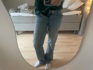 Perfekt ljusblå jeans från Perfect Jeans - Säljer ett par ljusblå jeans från Perfect Jeans i storlek 34. Modellen har klassisk femficksdesign, raka ben och normal passform. Jeansen är tillverkade i bomull och har dragkedja och knapp framtill. Perfekt för dig som gillar en enkel och clean look.