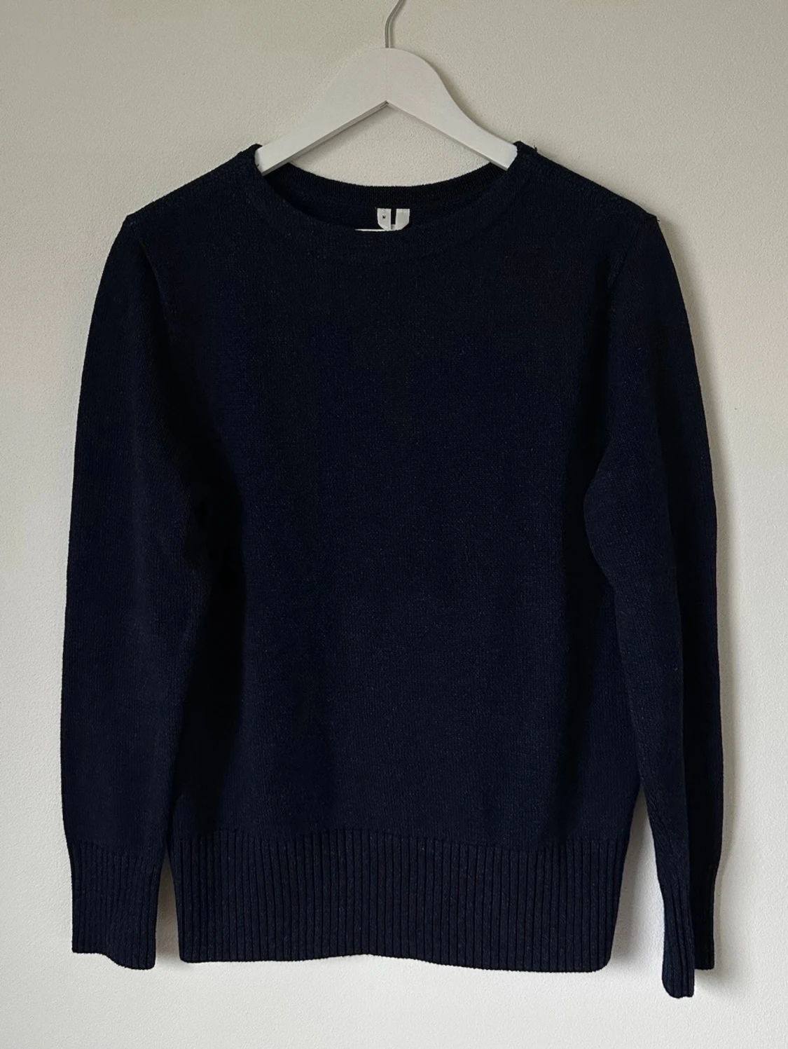 Mörkblå stickad tröja från Arket