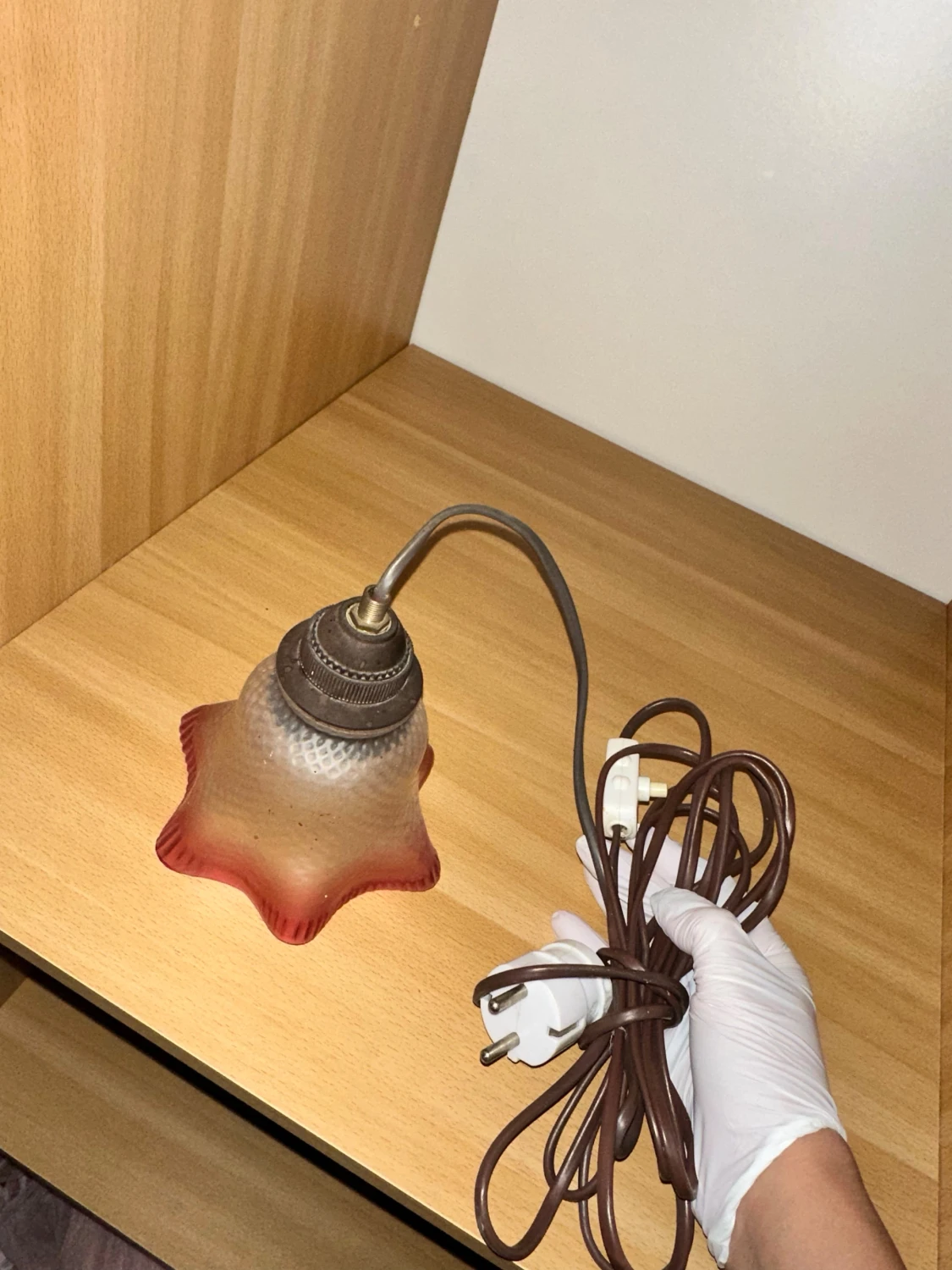 lampa med rosa detaljer