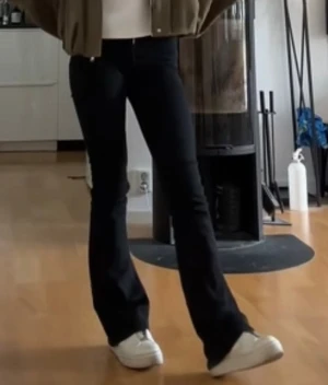 Svarta bootcut jeans - Jättesnygga svarta bootcut jeans, säljer pga att de blivit för små på mig tyvärr, de är i väldigt fint skick och inte alls urtvättade i färgen. De är medelhöga i midjan 