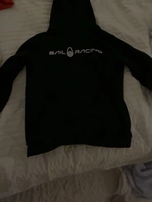 sail racing hoddie - hoddie i storlek 160, knappt använd. Perfekt för dig som vill hålla dig varm i vinter!⛄️