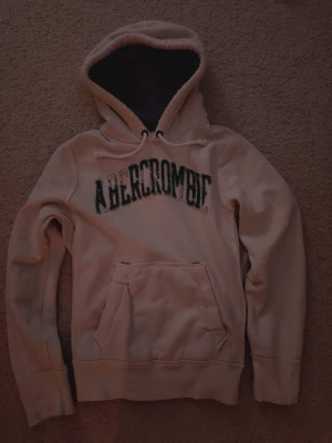 Abercrombie & Fitch Hoodie - Abercrombie & Fitch Hoodie. Size S. Mycket bra vintage skick! Hoodien är lite oversized men har en riktigt snygg och bra passform! Tjock o varm till vintern! Mycket eftertraktad!