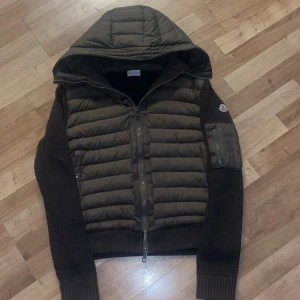 Moncler cardigan  - Säljer en fet grön moncler cardigan som är i mycket bra skick och har därför inga deffekter. Nfc Scan och QR fungerar utmärkt. Storleken är XL och passar om man är runt 185 och väger runt 70
