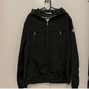 Moncler Jacka/windbreaker - Säljer nu min moncler windbreaker! Sitter perfekt ifall du har M,men passar även S. Inga defekter, precis som ny. Tveka inte på att fråga ifall du har ngn fråga elr vill ha fler bilder! 