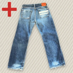 Vintage Momotaro GTB Selvedge Straight  - Ett par Japanska Selvedge Momotaro GTB Straight! Passar ish som 32/30 (se mått nedan). Fint skick, slitning på höger knä och mindre fläckar på GTB stripesen. Skriv om du har frågor!  Mått: Midja – 41.5 cm, Lår – 30 cm, Innersöm – 76 cm, Längd – 100.5 cm, Benöppning – 22 cm