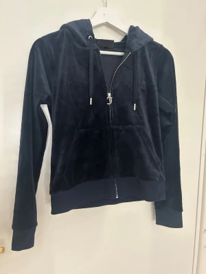 Ziptröja från juicy couture  - Ziptröja från juicy couture i väldigt fint skick! Kan finnas något smuts på men de försvinner om man borstar bort det med handen. 