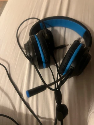 Gaming headset funkar på ps4/ps5 har ljus också - Säljer den för har för många headsets