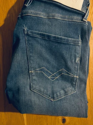 Replay Anbass 🔥🔥 - Säljer ett par tvär snygga Replay Anbass jeans. 🔥🔥Storlek W28 L32 och model Anbass. 👖Materialet är mjukt jeans-tyg, och de stitter perfekt utan att bli för tajta!👖🔥🤩             Tveka absolut inte att höra av dig vid frågor och funderingar. 📲