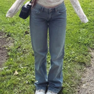 Blå raka jeans från zara - Säljer ett par klassiska blå jeans från zara med rak passform och normal midja.OBS: lite sliten i botten.Jeansen har fem fickor och subtila slitningar för en avslappnad vibe. Perfekta att matcha med sneakers och en cool topp.