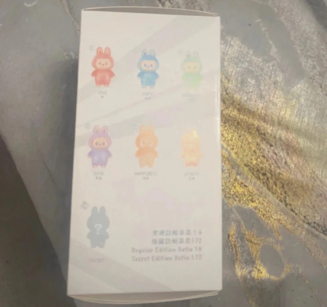 Beige pälsväst från Pop Mart - 1