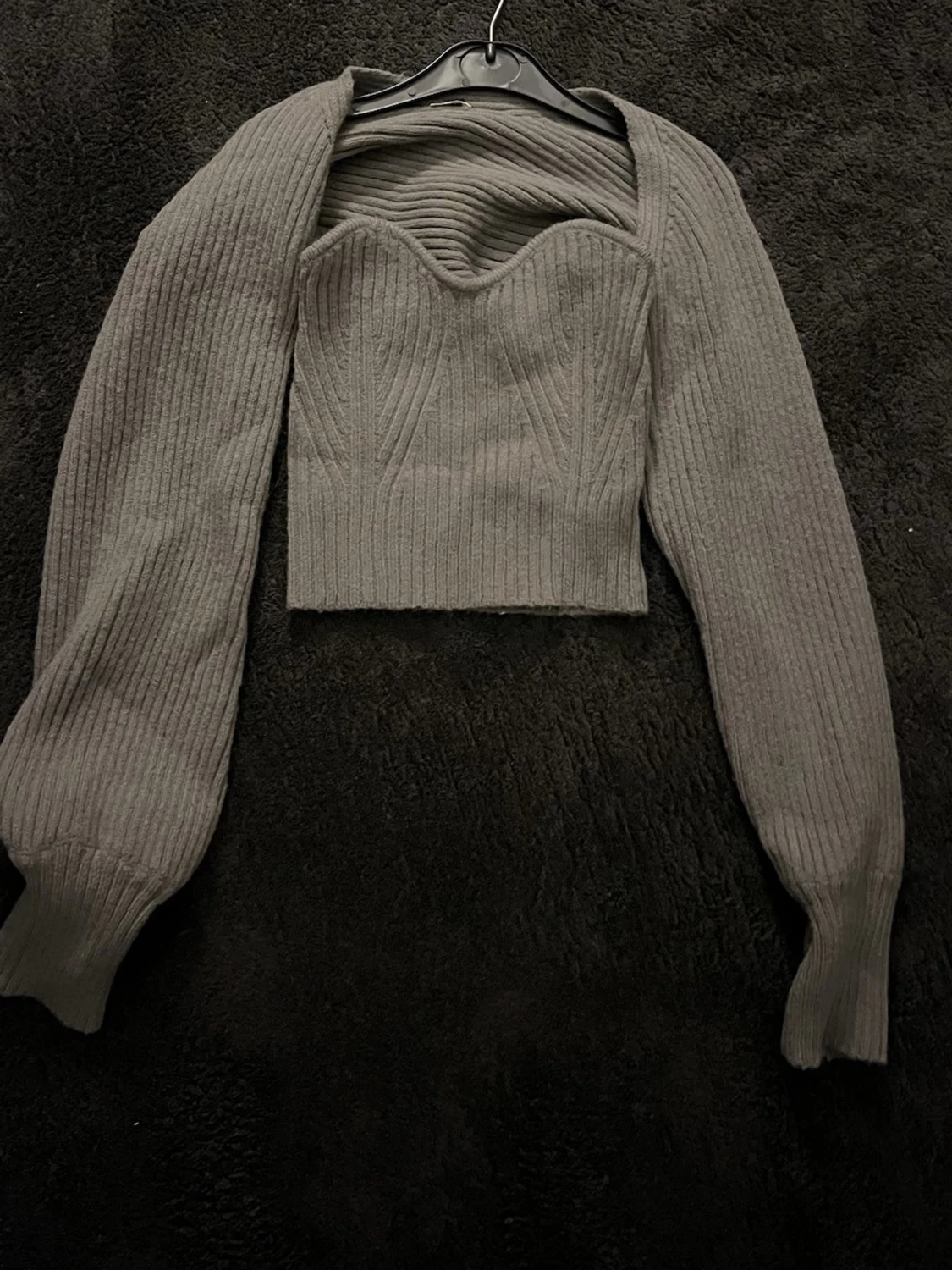 Grå croppad stickad tröja
