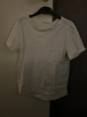 Vit t-shirt från MNG i XS - En enkel och clean vit t-shirt från MNG i storlek XS. Modellen är klassisk med rund hals och korta ärmar, perfekt för en chill och avslappnad look. Materialet är mjukt och känns skönt mot huden, passar dig som gillar basic och stilrent.