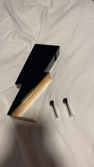 Bad boy EDT samples 1,3,5 ml - Säljer samples på cr bad boy EDT 1,3 och 5 ml men man kan givetvis köpa fler samples om man så vill.  skriv vid frågor om priser och skriv vad ni tänker köpa innan ni genomför köpet så vi kan bestämma priserna efter storleken på eran order