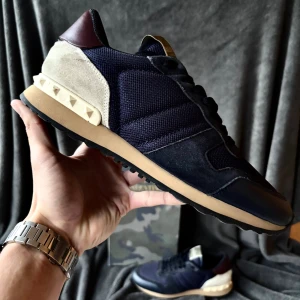 Valentino rockrunner skor - Valentino rockrunner skor | originalstorlek: 43, fråga om innermått vid osäkerhet | ingår: först till kvarn när det kommer till tillbehör. Finns ett begränsat antal. Box eller dustbag kan väljas som i sin tur kan kombineras med äkthetskort förutsatt att det finns i lager.