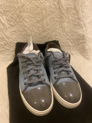 Lanvin Cap Toe - Storlek 8 = 42. Färgen på tån är grå (efterfrågat). Den är till salu pga ingen användning. Skorna är begagnad därför billigare än på hemsidor. Intresserad? Hör av dig