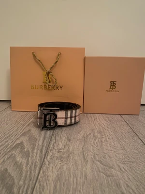 Burberry bälte - Jag säljer ett två sidigt Burberry bälte som är helt ny. Bältet kommer med box och burberry påse.Pris går att diskutera