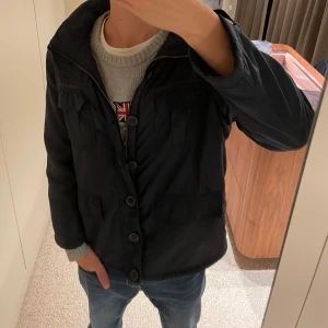 Massimo Dutti Field Jacket - Tja, säljer nu denna sköna Field Jacket. Perfekt nu under vintern med fodring inuti! Jackan är i mycket bra skick och passar bra med t.ex en hoodie under! Modellen är 180 cm lång och väger ca 62 kg! Hör av er vid minsta fundering eller fråga! Fler bilder finns för den i nöd! Pris ej hugget i sten!