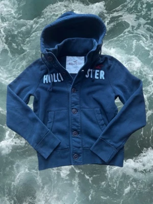Hollister knapp hoodie - Säljer nu denna sjukt snygga hoodien med knappar från hollister grymt skick! Hör gärna av er vid frågor!🙌