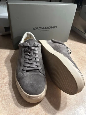 Gråa Vagabond sneakers i mocka - Tjena! Säljer ett par Vagabond skor i storlek 43. Skorna har bara används ett fåtal gånger så är bara lite smutsiga. Hör av dig om några frågor, priset kan diskuteras!