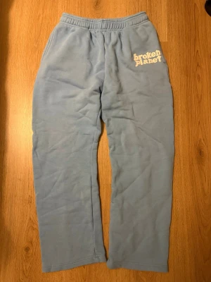 Broken Planet Mjukis Wideleg - Bra skick. Färgen är lite tvättad men är inte som på bilderna (det är ljusare) storleken är större och kan få plats på S och M. Kanske t.o.m L om du har en liten midja