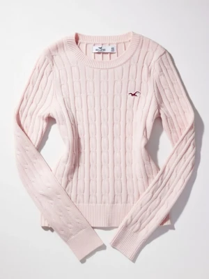 Ljusrosa kabelstickad tröja Hollister - Supersöt ljusrosa kabelstickad tröja från Hollister med rund halsringning och diskret broderad logga i vinrött på bröstet. Tröjan har långa ärmar och ribbade muddar vid ärmslut och nederkant. Perfekt för lager på lager och en chill look.