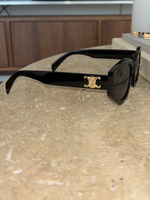 Svarta Solglasögon  - Snygga svarta solglasögon inspirerade av Celine. Köpta utomlands. 
