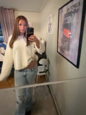 Vit fluffig  tröja - Fluffig tröja från Pernilla Wahlgrens märke  strl m