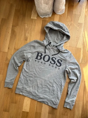 Grå Hugo Boss hoodie  - Säljer min gråa Hugo Boss hoodie. Försöker rensa min garderob och säljer den. Perfekt inför vårdagarna eller dem resterande vinterdagarna.