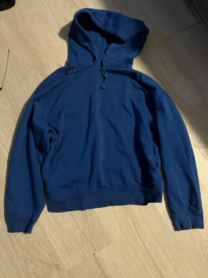 Blå hoodie från zara - En väldigt fin hoodie från Zara i storlek S nypris: 549kr mitt pris: 200kr