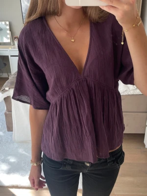 Lila v-ringad blus med vida ärmar - Säljer denna jättefina blus från Lindex! Helt ny med prislapp!! Skriv vid intresse, fler bilder mm 