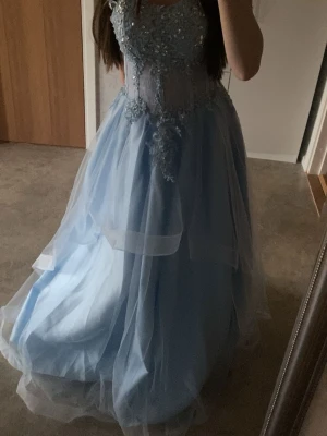 ljusblå balklänning - säljer nu min jättefina balklänning, använd 1 gång o flera bilder kan skickas ❤️Passar både för Xs-S Tryck ej på köp