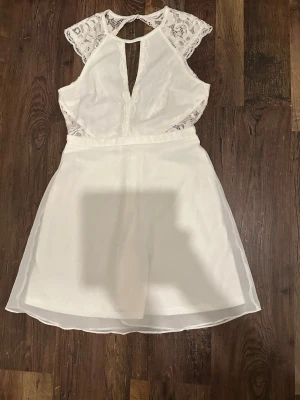 Studentklänning - Bara använd 1 gång. Jättefin i skick. Köparen står för frakten!