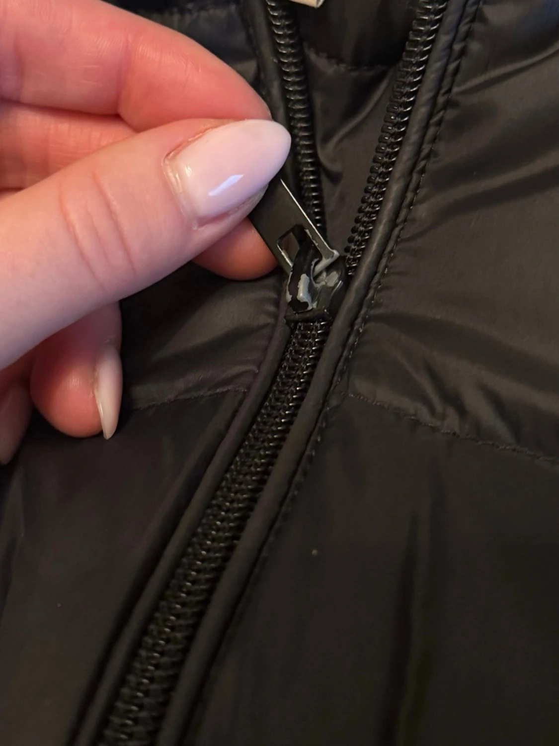 Svart figursydd jacka med luva - 6