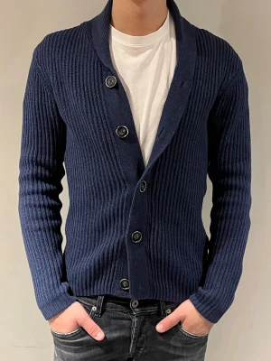 East west kofta - Säljer nu min snygga blåa East west kofta i storlek s. Modellen är 180cm. Hör av er vid fler frågor