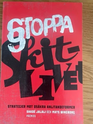 Stoppa skitlivet - Boken 'Stoppa skitlivet' av Shadé Jalali och Mats Wingborg tar upp strategier mot osäkra anlitandeformer i arbetslivet. Omslaget är rött med stora vita och svarta bokstäver. Boken är utgiven av Premiss förlag och riktar sig till unga vuxna som vill förstå arbetsmarknadens villkor.