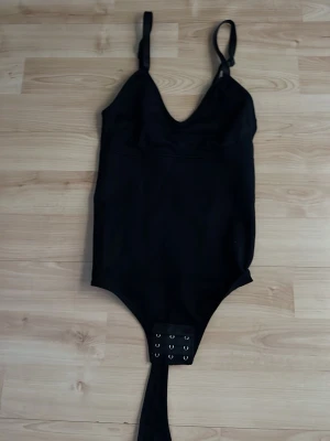 Svart body - Aldrig använd, säljer pga vill inte ha💗 ribbat mönster 