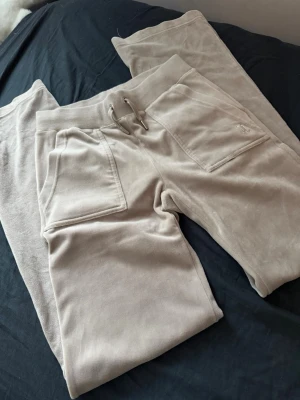 Beige Juicy Couture byxor  - Beiga Juicy byxor i storlek xs. Knapp aldrig använda