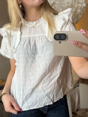 Söt kortärmad blus - Jättesöt blus/ topp i nyskick med prislapp kvar!🤩 Perfekt inför sommar och vår🥹👒