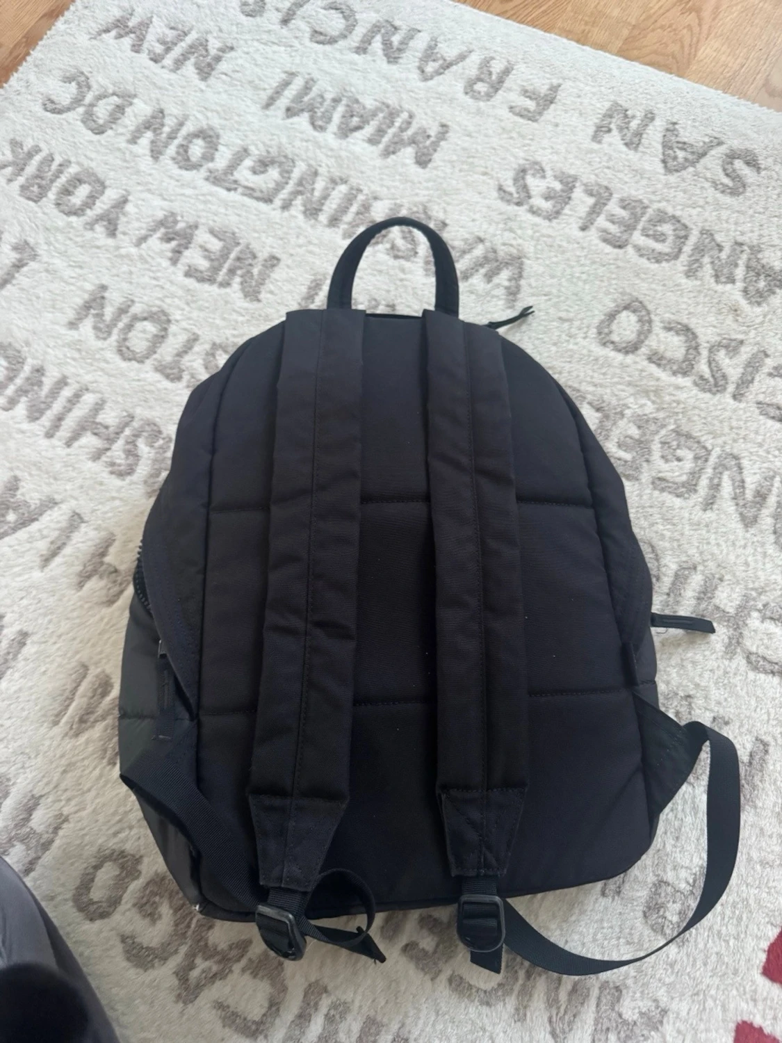 Svart ryggsäck från Peak Performance - 3