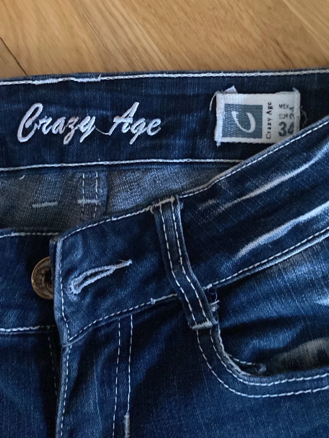 Blå bootcut jeans med fjärilsbrodyr - 4