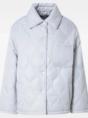 Ljusblå jacka från Gina Tricot - Säljer en quiltad jacka från Gina Tricot i ljusblått med oversized krage och knappar framtill. Är i storlek 36. Modellen heter Jolie jacket och finns inte längre på Gina tricots hemsida. Perfekt till våren eller hösten. 