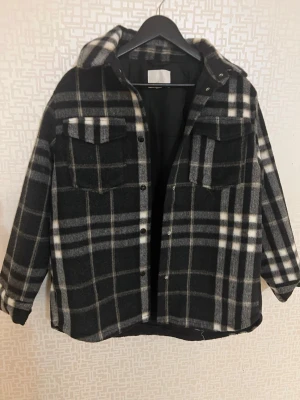Svart jacka/ overshirt från H&M - Svart jacka/ overshirt/ kappa från H&M i storlek S passar även M, aldrig använd bara testad och har inga defekter alls